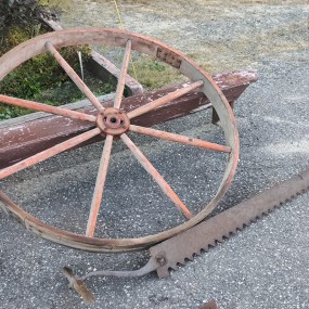 #55694 - 120$ et 60$ Agricol machine wheel and ice saw