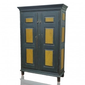 Armoire antique en pin, 12 caissons soulevés, restauration au niveau des pattes, corniche et coloration