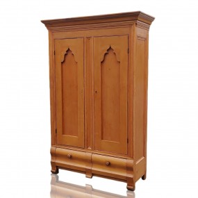 #55936 - 1150$ Armoire antique en pin, clous carrés, beaucoup de rangement 