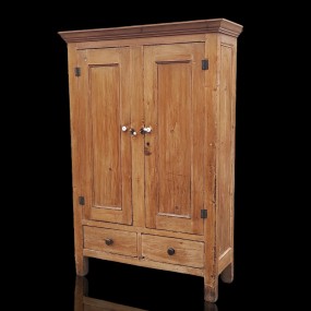 Armoire antique en pin, clous forgés et caissons creux 