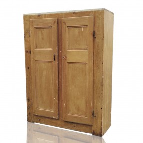 Armoire en pin, clous forgés et caissons creux