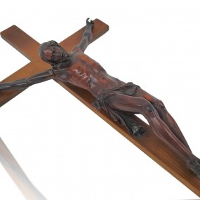 Crucifix mural avec corpus finement sculpté en bois 