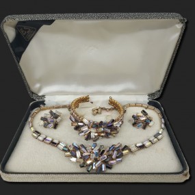 Ensemble de bijoux comprenant collier, bracelet et boucles d'oreilles 