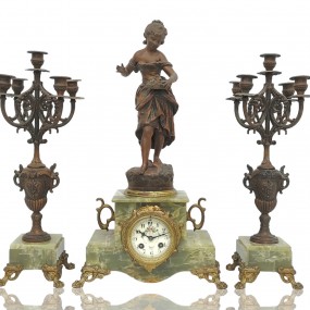 Ensemble de chandeliers et horloge genret en onyx, dénicheuse