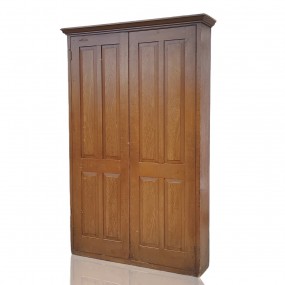 Grande armoire antique en pin, portes ornés de 4 caissons 