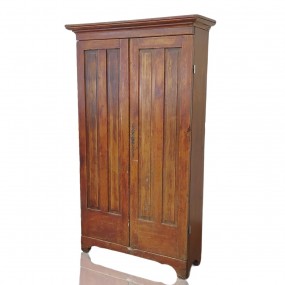 Grande armoire antique, portes décorées de 2 caissons soulevés 