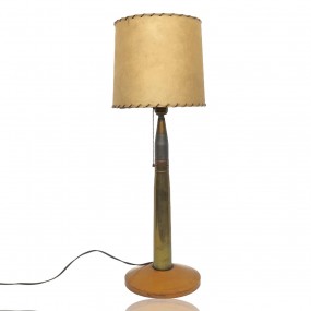 Lampe décorative fabriquée avec une douille d'obus 