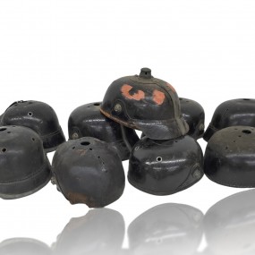 Lot de casques militaires à pointes, incomplets, militaria 