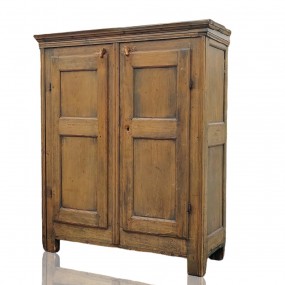 Petite armoire assemblée à poteaux, chevilles de bois et clous forgés, 8 caissons creux  