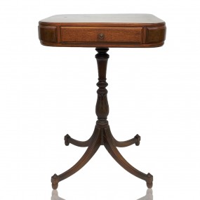 Petite table d'appoint avec tiroir, pattes recollées dans le passé (reproduction)