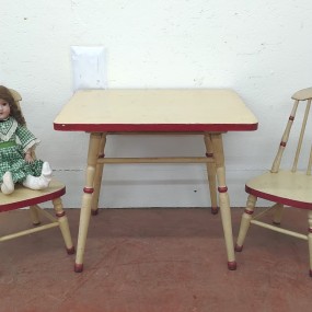 Petites chaises avec table pour enfant 