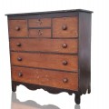 Commode à chapeau en pin, clous carrés, base chantournée  - 1