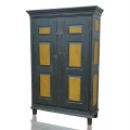 Armoire antique en pin, 12 caissons soulevés, restauration au niveau des pattes, corniche et coloration - 1