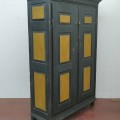 Armoire antique en pin, 12 caissons soulevés, restauration au niveau des pattes, corniche et coloration - 4