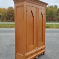 Armoire antique en pin, clous carrés, beaucoup de rangement  - 8