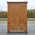 Armoire antique en pin, clous forgés et caissons creux  - 2