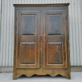 Armoire Québécoise en pin, 8 caissons soulevés, base chantournée, couleur d'origine et clous forgés  - 2