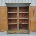 Armoire Québécoise en pin, 8 caissons soulevés, base chantournée, couleur d'origine et clous forgés  - 3