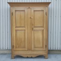 Armoire Québécoise en pin, début 19e siècle, caissons soulevés et base chantournée - 2