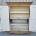 Armoire Québécoise en pin, début 19e siècle, caissons soulevés et base chantournée - 3