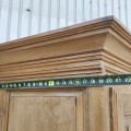 Armoire Québécoise en pin, début 19e siècle, caissons soulevés et base chantournée - 6