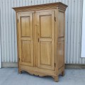 Armoire Québécoise en pin, début 19e siècle, caissons soulevés et base chantournée - 9