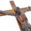 Crucifix mural avec corpus finement sculpté en bois  - 2