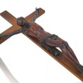 Crucifix mural avec corpus finement sculpté en bois  - 1