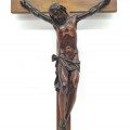 Crucifix mural avec corpus finement sculpté en bois  - 7