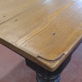 Magnifique table avec pattes tournées, création unique à partir d'anciens matériaux  - 9