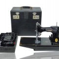 Little portative Singer sewing machine  - 1