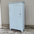 Petite armoire bonnetière naïve, clous carrés, belles couleurs en sous-couche - 11