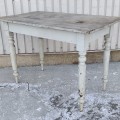 Petite table rustique avec pattes tournées  - 5